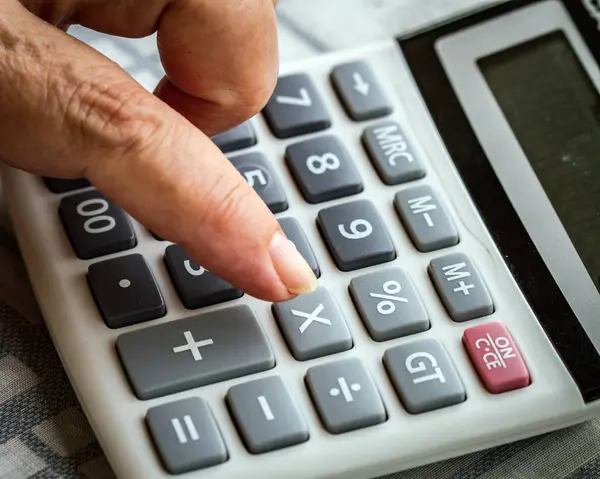 Usando una calculadora pequeña, Primer plano — Foto de Stock