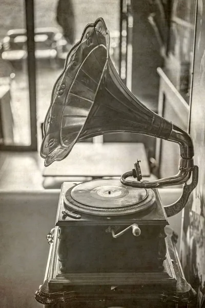 Gramophone très ancien, en noir et blanc Gramophone très ancien, en — Photo