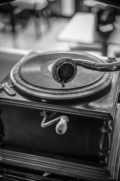 Gramófono muy antiguo, en blanco y negro — Foto de Stock