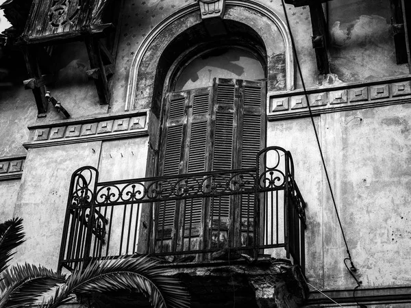 Architektura szczegóły z opuszczonych kilkaset lat stary dom, balcon — Zdjęcie stockowe