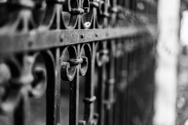 Fotografia de estilo antigo de cerca vintage feita de ferro com beautifu — Fotografia de Stock