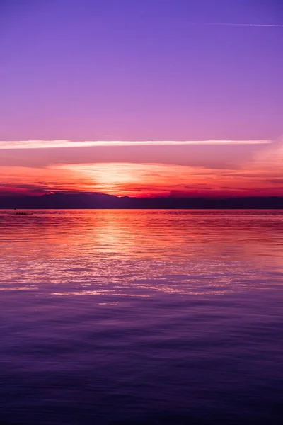垂直方向のショットで海, 紫音、夕日色の後 — ストック写真