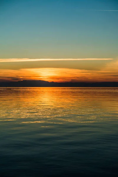 Miután naplemente színeit a tenger mellett a függőleges shot — Stock Fotó