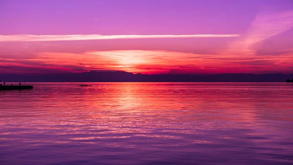 Couleurs après le coucher du soleil au bord de la mer, tons violets — Photo