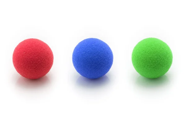 Kırmızı, mavi, beyaz arka plan üzerinde Gree küçük sünger topları