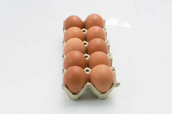 Groupe de dix œufs de poulet frais, sur fond blanc — Photo