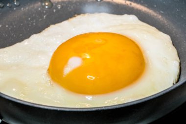 Lezzetli kızarmış yumurta yemek, tavada kapat