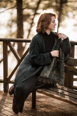 Eski bir ahşap Bank n p orman, Vintage tarzı poz kadın