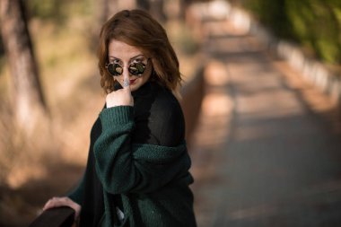 Tutum, parkta güneş gözlüklü kadın