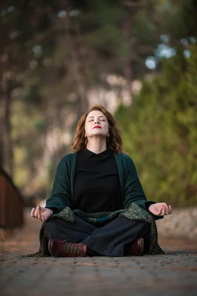 公園での調和、女性瞑想します。 — ストック写真