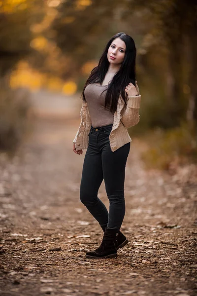 Красива молода жінка чекає повсякденного одягу позує в лісі — стокове фото