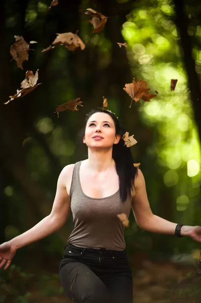 Happy Woman profiter de la nature, paysages d'automne — Photo