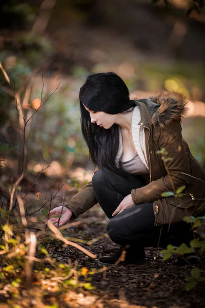 Schöne junge Frau posiert mit positiver Einstellung genießen nat — Stockfoto