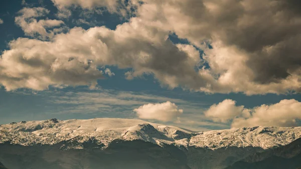 Ciel et montagne avec paysage de neige, Grèce — Photo