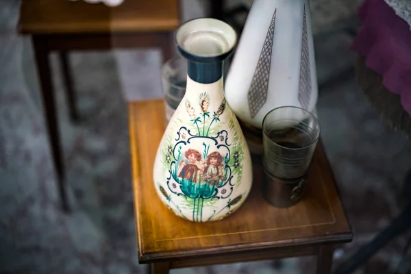 Nagyon régi festett Vintage vázában, fából készült asztal — Stock Fotó