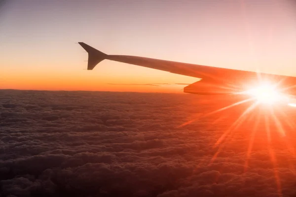 Beautiful Airplane window view of Sunrise over the Clouds — Stock Photo, Image