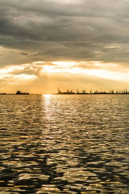 Daha önce sadece günbatımı manzara-at Sea