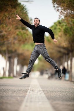 Kadar atlama, rahat kıyafetler giyen heyecanlı mutlu adam 