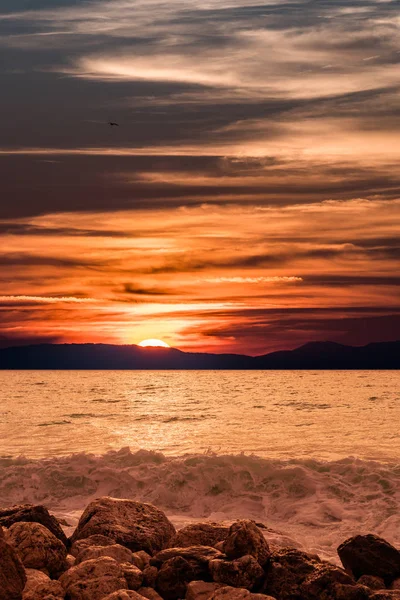 Pôr-do-sol lindo Oceano, com sol atrás das montanhas — Fotografia de Stock