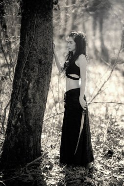 Efsanevi yaratık kadın bekliyor, siyah ve beyaz retro tarzı