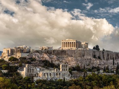 Parthenon, Akropolis Atina, bulutlu gökyüzü altında 