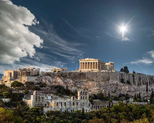 Partenón, Acrópolis de Atenas en un día soleado, vacaciones de verano — Foto de Stock