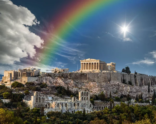 嵐の後、アテネのアクロポリスのパルテノン神殿の虹 ストックフォト