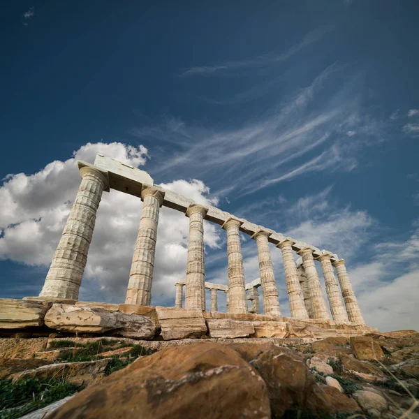 Ruinas del templo de Poseidón en Cabo Sounio bajo el cielo azul, G —  Fotos de Stock