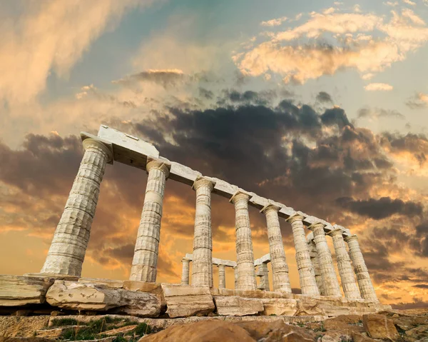 Ερείπια από το ναό του Ποσειδώνα στο ακρωτήριο του Σουνίου, Χρυσή ώρα — Φωτογραφία Αρχείου