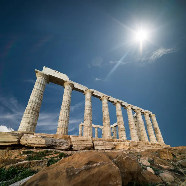 Ruinas del templo de Poseidón en el cabo Sounio bajo el sol, Gr —  Fotos de Stock