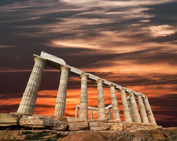 Ruinas del templo de Poseidón en el Cabo Sounio, puesta del sol colores sk —  Fotos de Stock