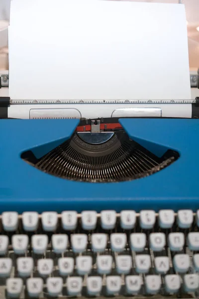Vecchia macchina da scrivere, con foglio bianco vuoto, pronta per le tue idee — Foto Stock
