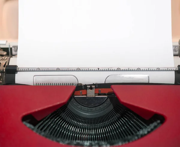 Máquina de escribir de color rojo antiguo, con hoja blanca en blanco —  Fotos de Stock