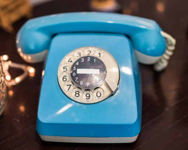 Cinquenta anos de idade Telefone em azul claro — Fotografia de Stock