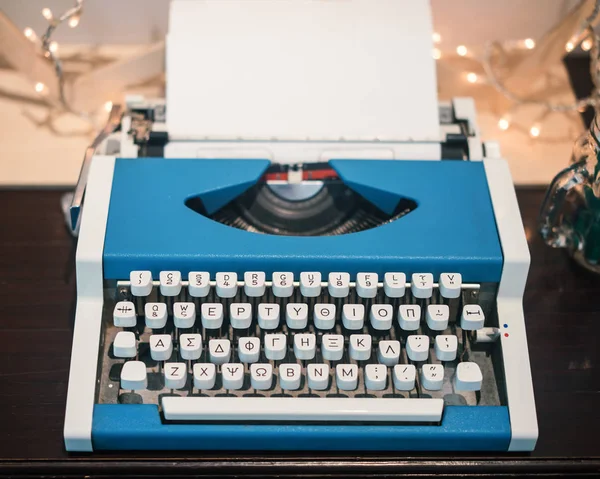 Máquina de mecanografía antigua, con hoja blanca en blanco y teclado griego — Foto de Stock