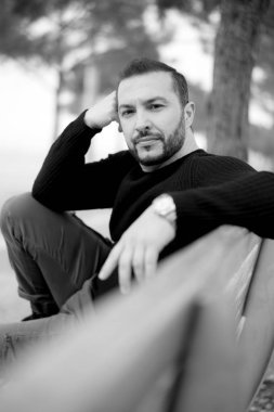 Kendi kendine güvenen oturan rahat kıyafetler giyen adam portresi