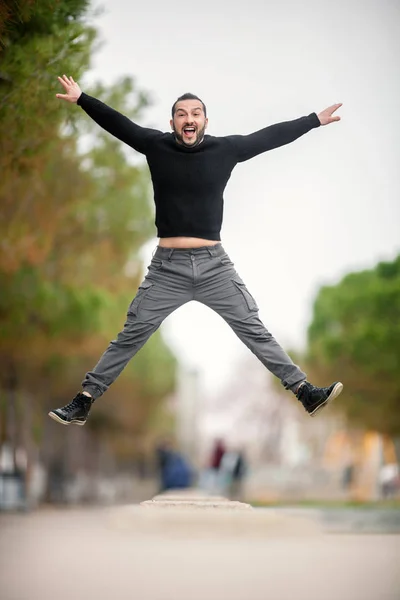 ジャンプ.興奮して幸せな男ジャンプを高、カジュアルな服を着て — ストック写真