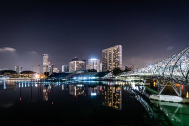 Singapur 12 Nisan 2018: gece panoramik görünümü, Singapur şehir Marina Bay ve Helix köprüsünde.
