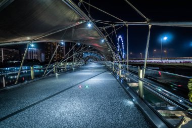 Singapur 12 Nisan 2018: gece panoramik görünümü, Singapur şehir Marina Bay ve Helix köprüsünde.