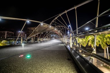 Singapur 12 Nisan 2018: gece panoramik görünümü, Singapur şehir Marina Bay ve Helix köprüsünde.