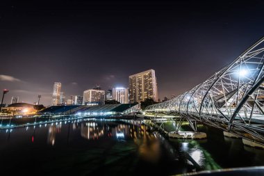 Singapur 12 Nisan 2018: gece panoramik görünümü, Singapur şehir Marina Bay ve Helix köprüsünde.