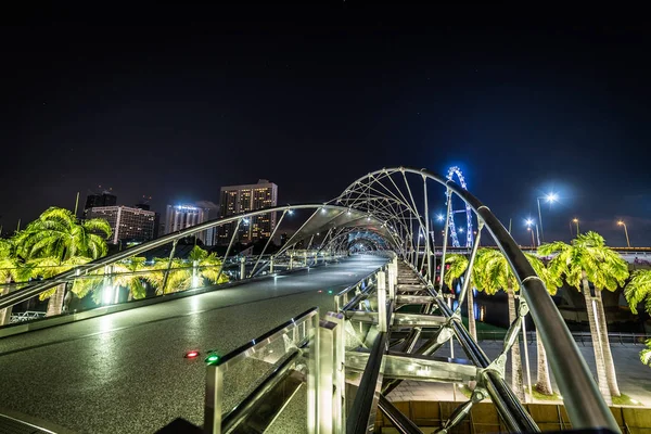 Singapur 12 Nisan 2018: gece panoramik görünümü, Singapur şehir Marina Bay ve Helix köprüsünde.