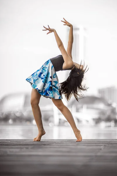 Mooie Flexibele Jonge Vrouw Dansen — Stockfoto