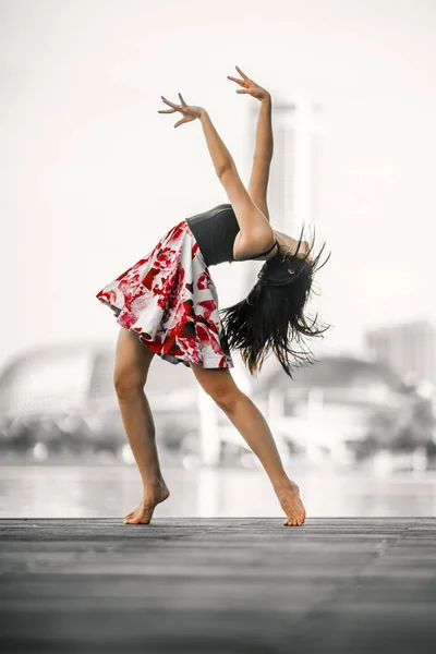 Mooie Flexibele Jonge Vrouw Dansen Dragen Rode Jurk — Stockfoto