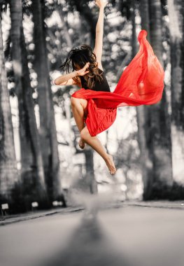 Tutku... Güzel genç dansçı poz