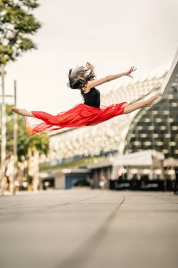 Uçan... Güzel genç dansçı atlama üst kademe 