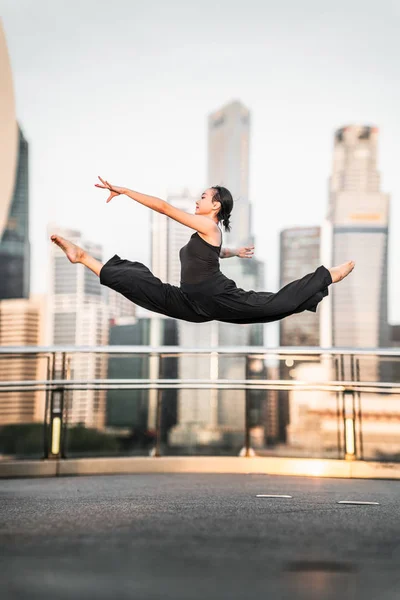 Leuke Jonge Vrouw Atleet Voert Een Perfecte Split Sprong Hoog — Stockfoto