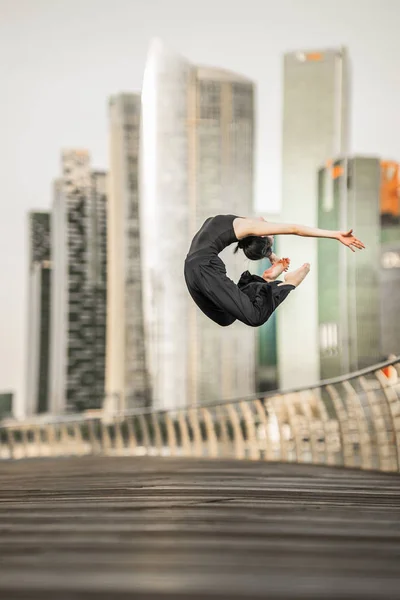 Gepassioneerde Jonge Vrouw Atleet Voert Een Perfecte Sprong Hoog Een — Stockfoto