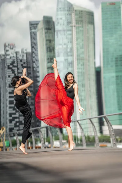 Twee Mooie Jonge Danseres Meisjes Plezier Fotosessie Een Deck Met — Stockfoto