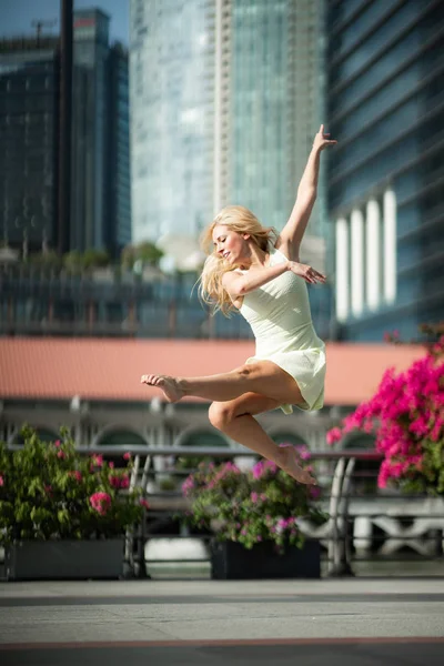 Jonge Vrouw Dansen Stad — Stockfoto